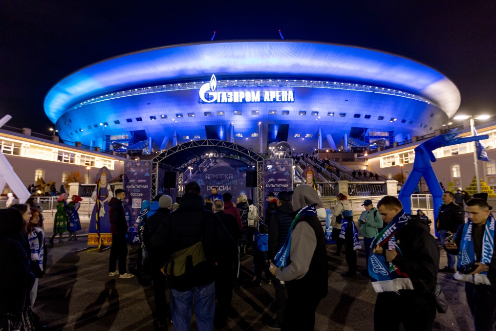 Уличная сцена и активности Wildberries перед матчем «Зенит»—«Локомотив»