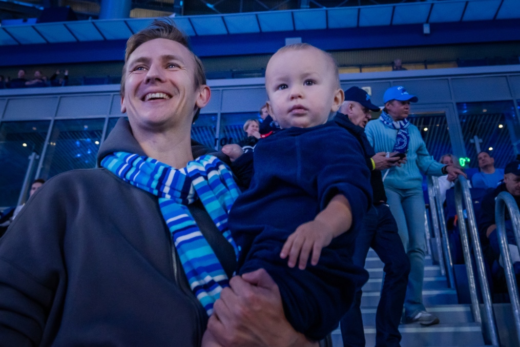 «Все в наших цветах»: болельщики на матче «Зенит»—«Динамо» (Махачкала)