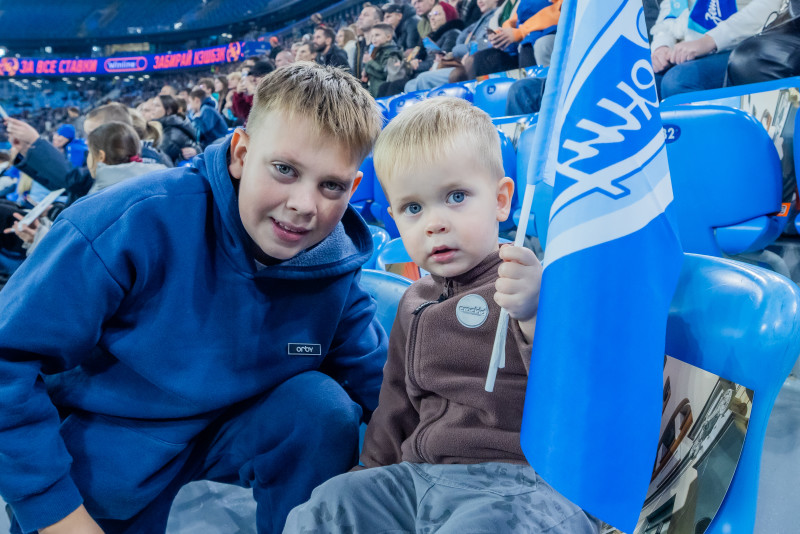 «Все в наших цветах»: болельщики на матче «Зенит»—«Динамо» (Махачкала)