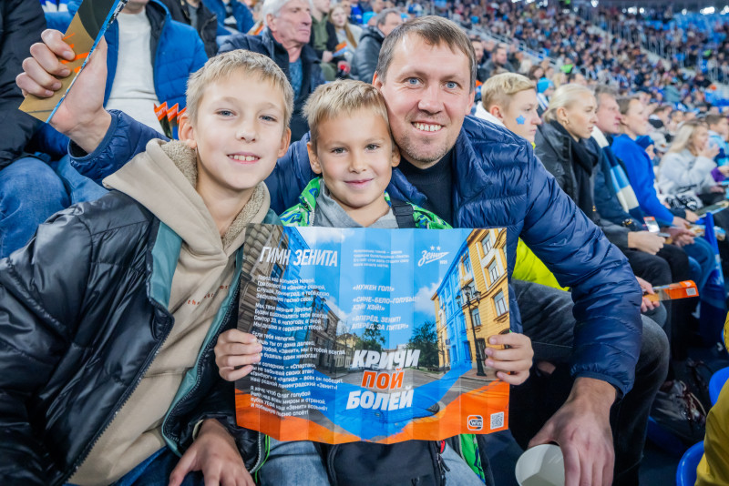 «Все в наших цветах»: болельщики на матче «Зенит»—«Динамо» (Махачкала)