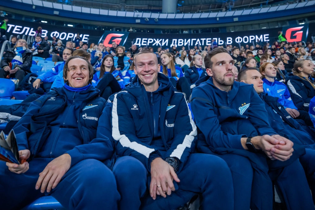 «Все в наших цветах»: болельщики на матче «Зенит»—«Динамо» (Махачкала)