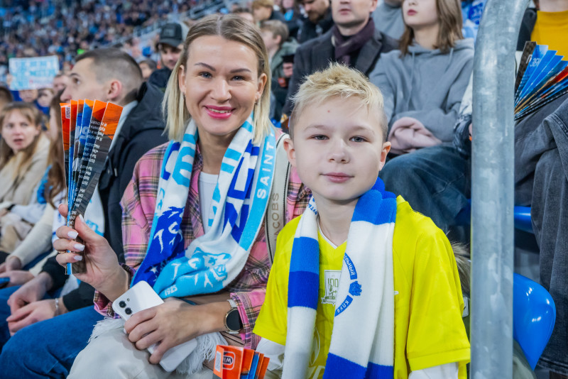 «Все в наших цветах»: болельщики на матче «Зенит»—«Динамо» (Махачкала)