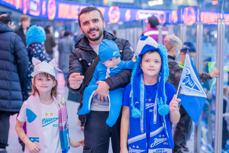 «Все в наших цветах»: болельщики на матче «Зенит»—«Динамо» (Махачкала)