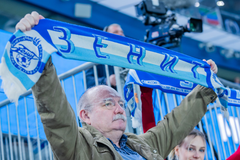 «Все в наших цветах»: болельщики на матче «Зенит»—«Динамо» (Махачкала)