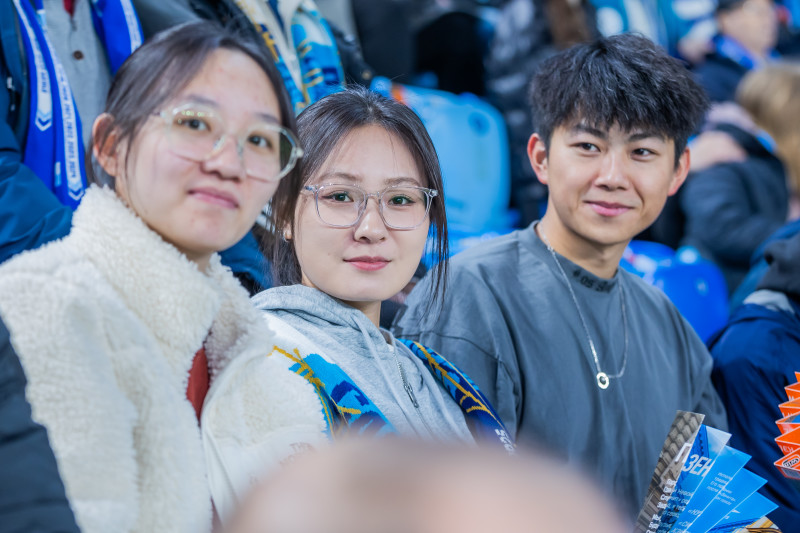 «Все в наших цветах»: болельщики на матче «Зенит»—«Динамо» (Махачкала)