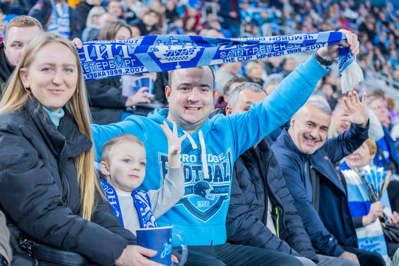 «Все в наших цветах»: болельщики на матче «Зенит»—«Динамо» (Махачкала)