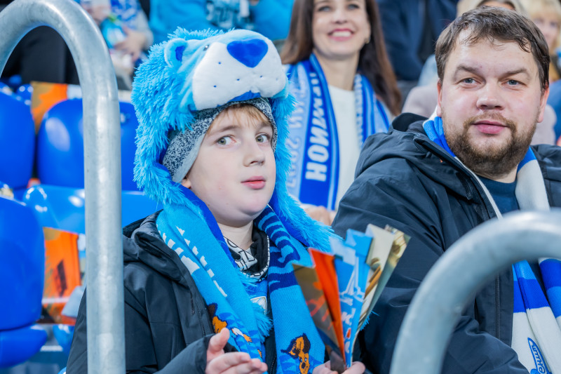 «Все в наших цветах»: болельщики на матче «Зенит»—«Динамо» (Махачкала)