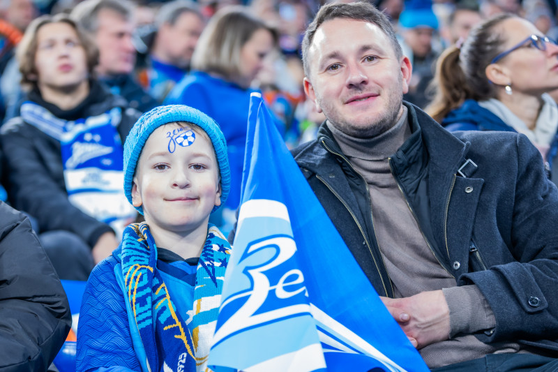 «Все в наших цветах»: болельщики на матче «Зенит»—«Динамо» (Махачкала)