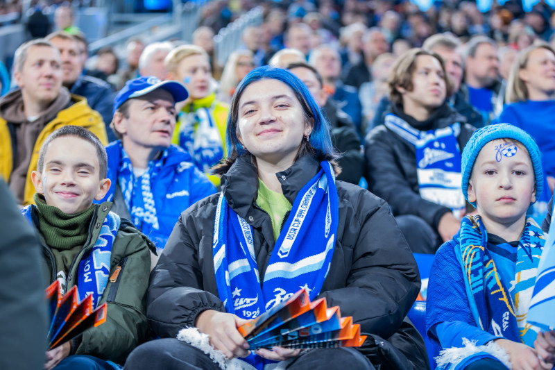 «Все в наших цветах»: болельщики на матче «Зенит»—«Динамо» (Махачкала)