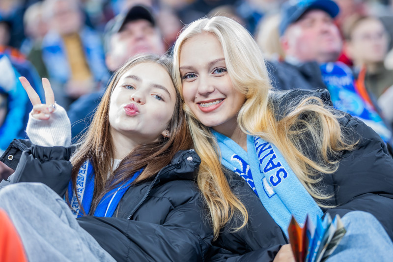 «Все в наших цветах»: болельщики на матче «Зенит»—«Динамо» (Махачкала)