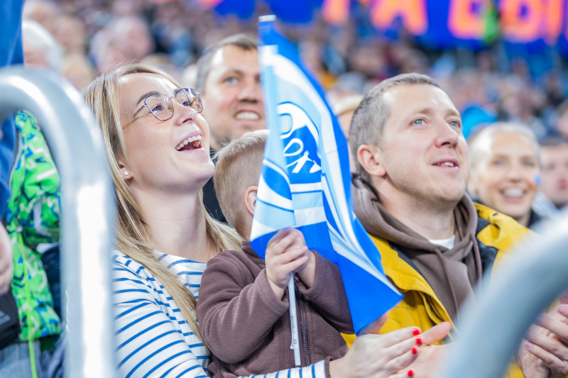 «Все в наших цветах»: болельщики на матче «Зенит»—«Динамо» (Махачкала)