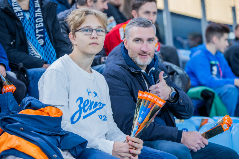 «Все в наших цветах»: болельщики на матче «Зенит»—«Динамо» (Махачкала)
