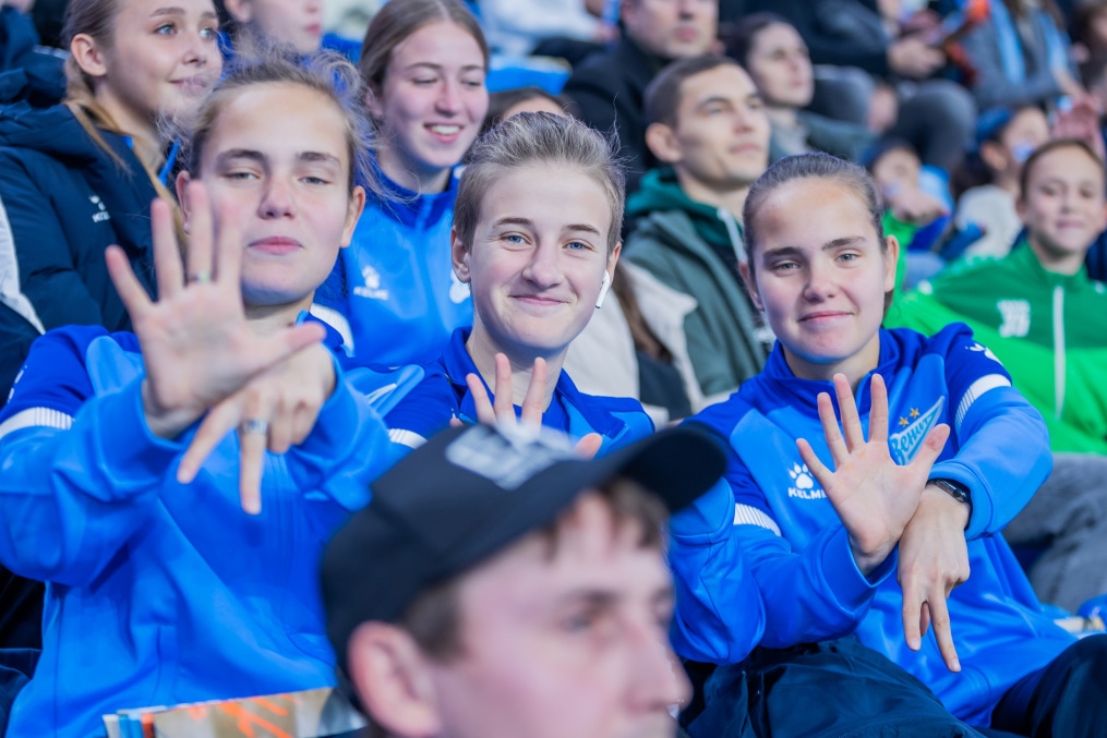 «Все в наших цветах»: болельщики на матче «Зенит»—«Динамо» (Махачкала)