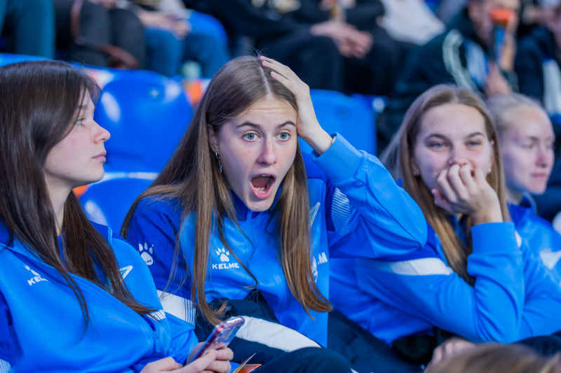 «Все в наших цветах»: болельщики на матче «Зенит»—«Динамо» (Махачкала)