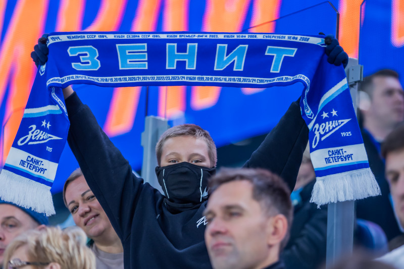 «Все в наших цветах»: болельщики на матче «Зенит»—«Динамо» (Махачкала)