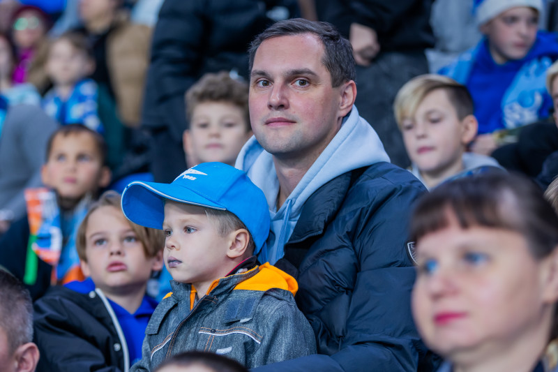 «Все в наших цветах»: болельщики на матче «Зенит»—«Динамо» (Махачкала)