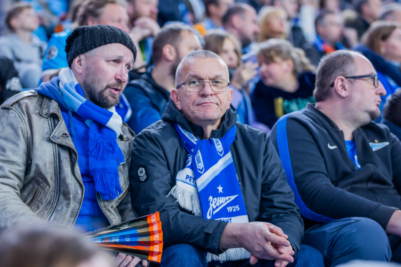 «Все в наших цветах»: болельщики на матче «Зенит»—«Динамо» (Махачкала)