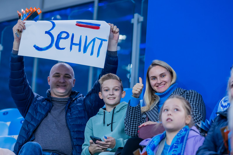«Все в наших цветах»: болельщики на матче «Зенит»—«Динамо» (Махачкала)