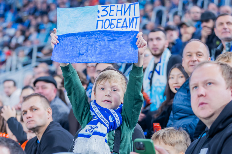 «Все в наших цветах»: болельщики на матче «Зенит»—«Динамо» (Махачкала)
