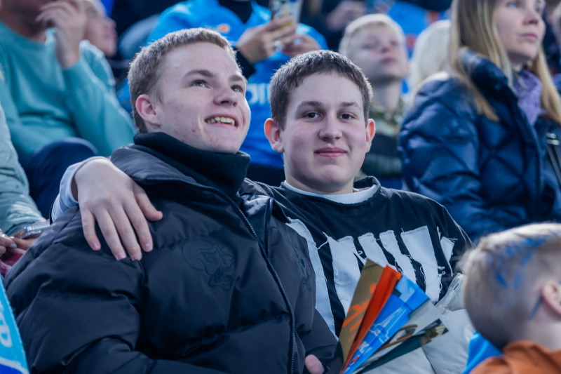 «Все в наших цветах»: болельщики на матче «Зенит»—«Динамо» (Махачкала)