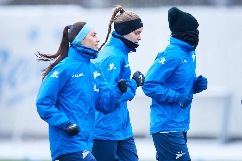 Тренировка женской команды перед матчем со «Звездой-2005»