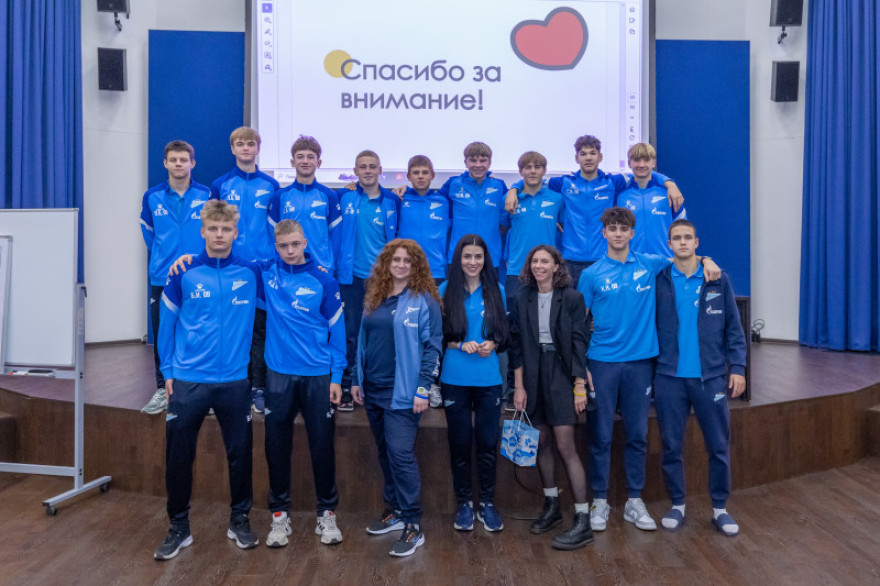 Представители  ФГБУ «НМИЦ им. В.А. Алмазова» проводят лекцию для игроков Академии.