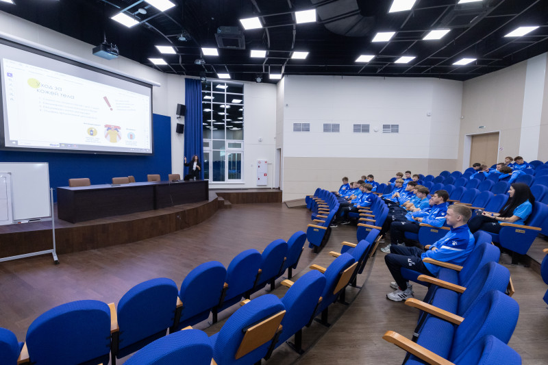 Представители  ФГБУ «НМИЦ им. В.А. Алмазова» проводят лекцию для игроков Академии.