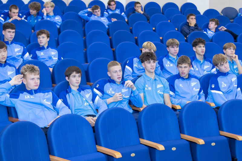 Представители  ФГБУ «НМИЦ им. В.А. Алмазова» проводят лекцию для игроков Академии.