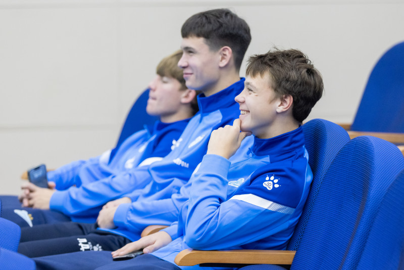 Представители  ФГБУ «НМИЦ им. В.А. Алмазова» проводят лекцию для игроков Академии.