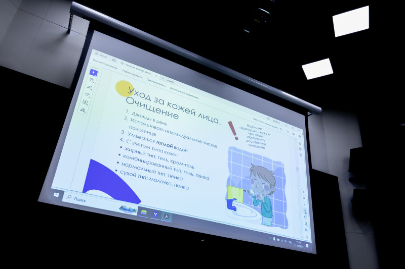 Представители  ФГБУ «НМИЦ им. В.А. Алмазова» проводят лекцию для игроков Академии.