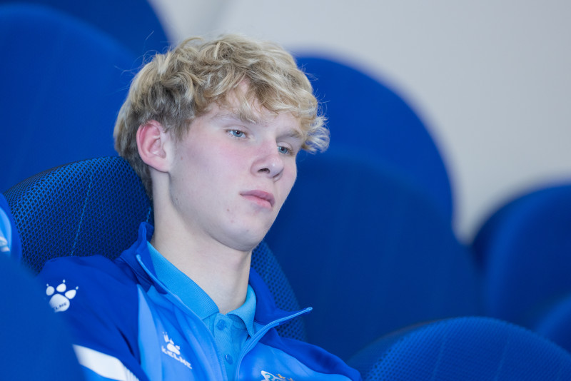 Представители  ФГБУ «НМИЦ им. В.А. Алмазова» проводят лекцию для игроков Академии.