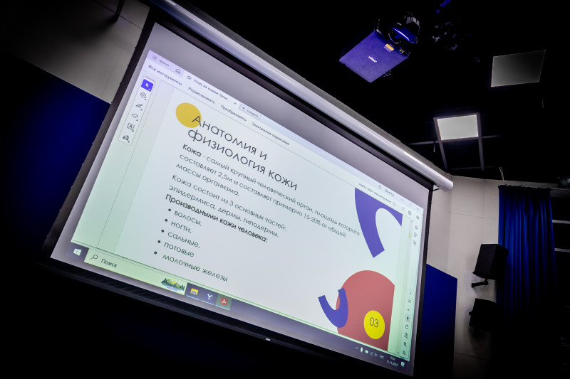 Представители  ФГБУ «НМИЦ им. В.А. Алмазова» проводят лекцию для игроков Академии.