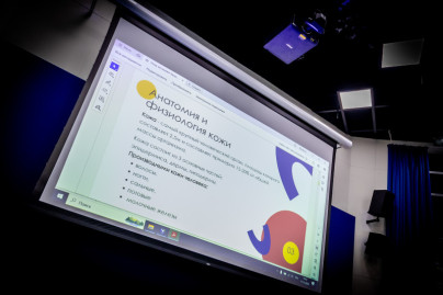 Представители  ФГБУ «НМИЦ им. В.А. Алмазова» проводят лекцию для игроков Академии.