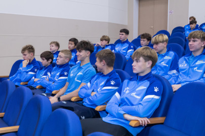 Представители  ФГБУ «НМИЦ им. В.А. Алмазова» проводят лекцию для игроков Академии.