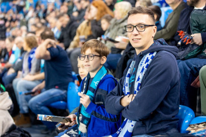 #Все в наших цветах: болельщики на матче «Зенит»—«Акрон»