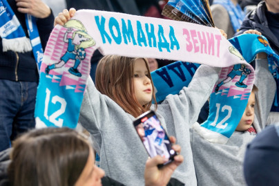 #Все в наших цветах: болельщики на матче «Зенит»—«Акрон»