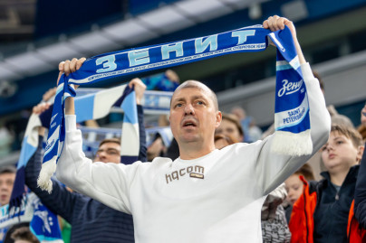 #Все в наших цветах: болельщики на матче «Зенит»—«Акрон»
