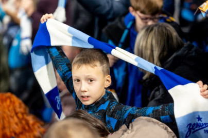 #Все в наших цветах: болельщики на матче «Зенит»—«Акрон»