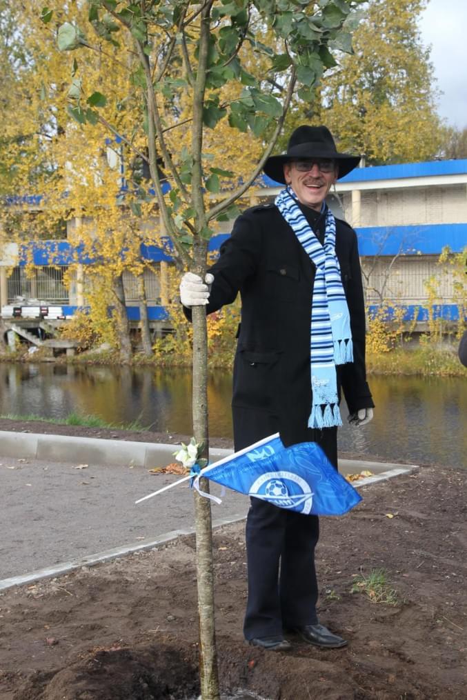 Торжественная посадка деревьев на стадионе