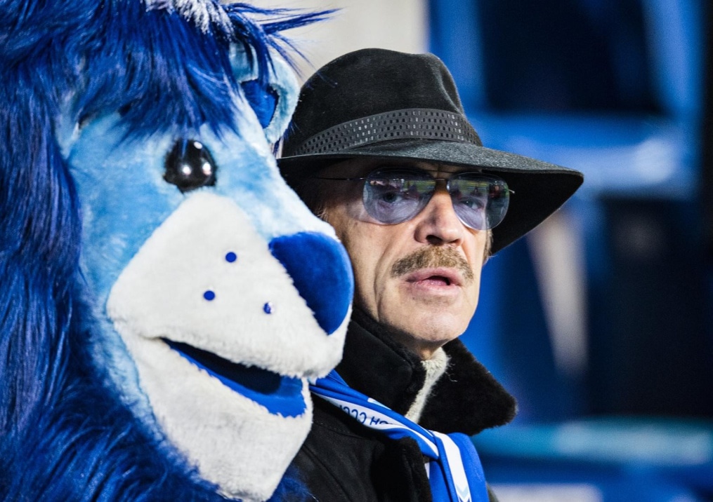 Актер театра и кино Михаил Боярский на трибуне стадиона «Петровский» во время матча «Зенит» — «Торино»