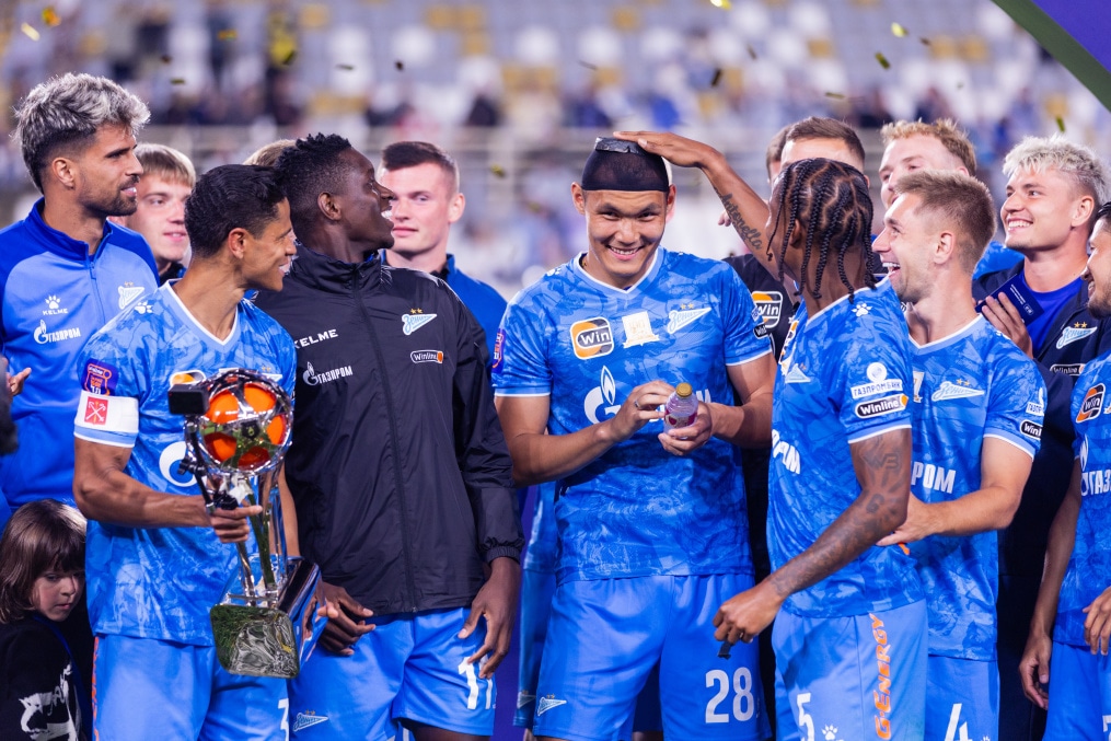 Церемония награждения команды «Зенит» после победы в Winlinе Зимнем кубке РПЛ