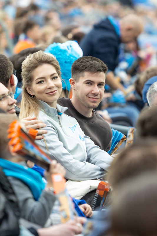 «Все в наших цветах»: болельщики на матче «Зенит»—«Химки»