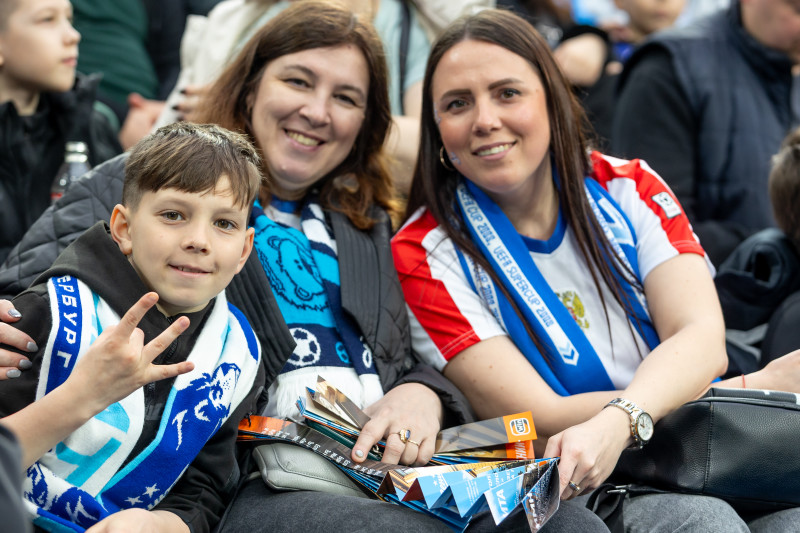 «Все в наших цветах»: болельщики на матче «Зенит»—«Химки»