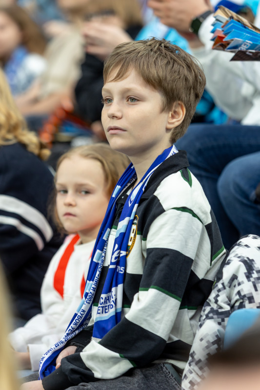 «Все в наших цветах»: болельщики на матче «Зенит»—«Химки»