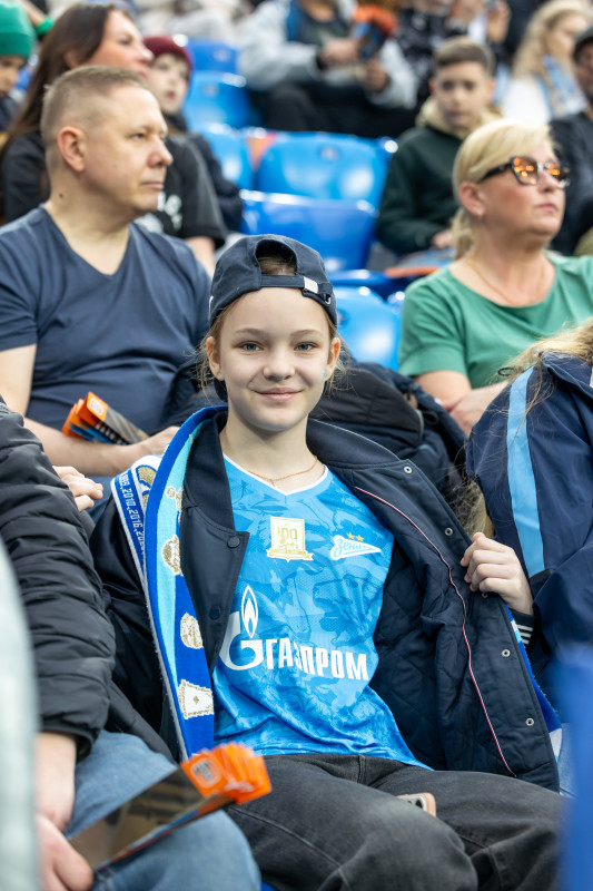 «Все в наших цветах»: болельщики на матче «Зенит»—«Химки»