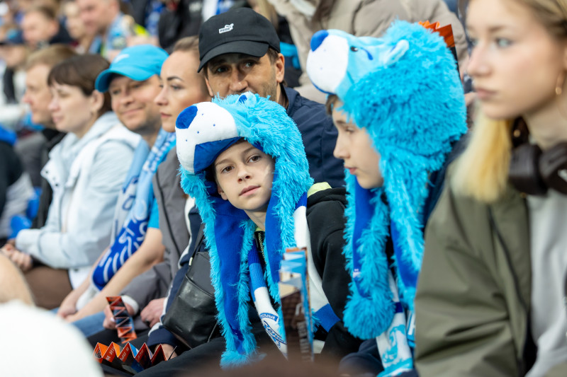 «Все в наших цветах»: болельщики на матче «Зенит»—«Химки»