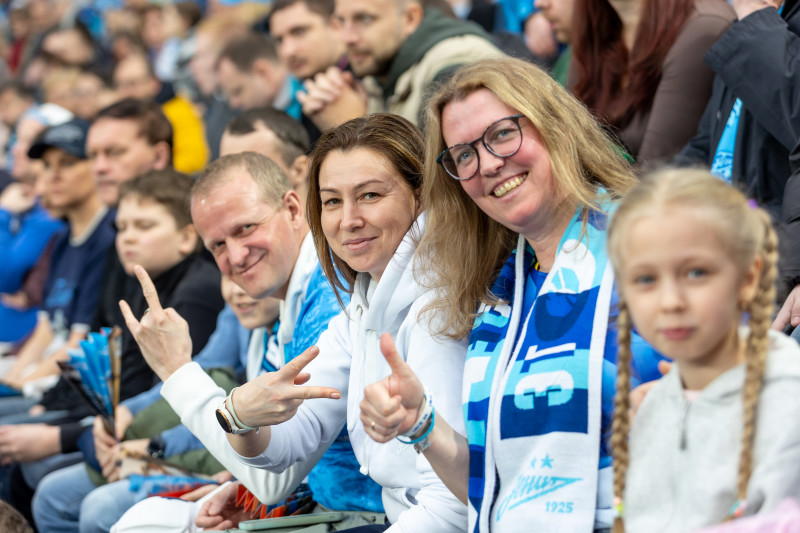 «Все в наших цветах»: болельщики на матче «Зенит»—«Химки»