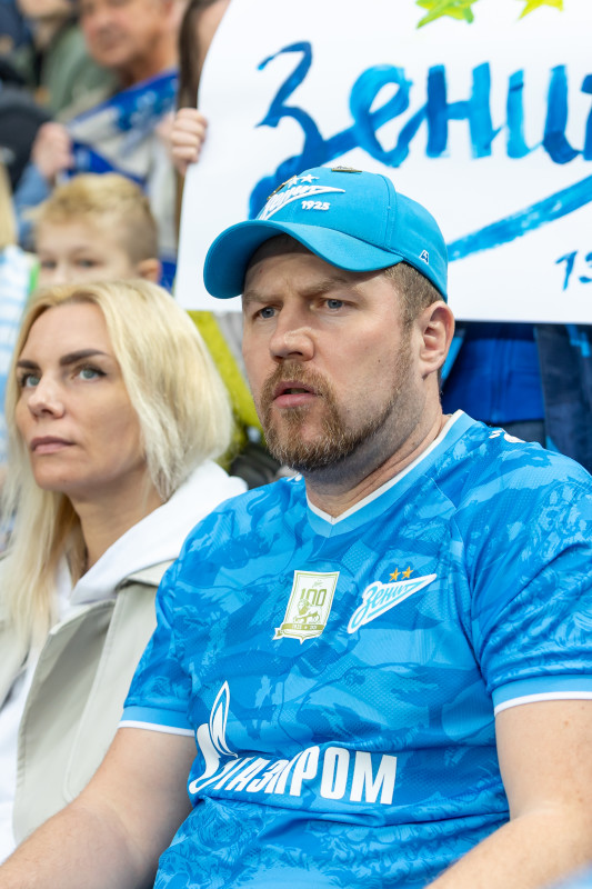 «Все в наших цветах»: болельщики на матче «Зенит»—«Химки»