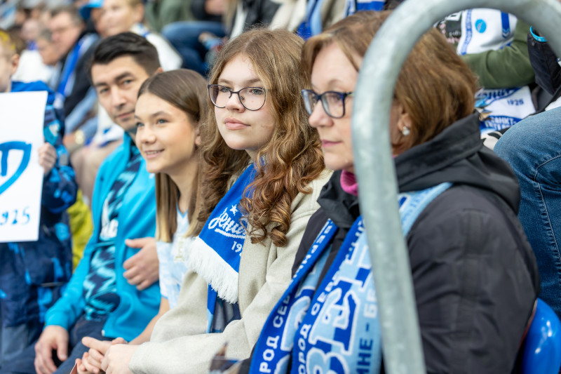 «Все в наших цветах»: болельщики на матче «Зенит»—«Химки»