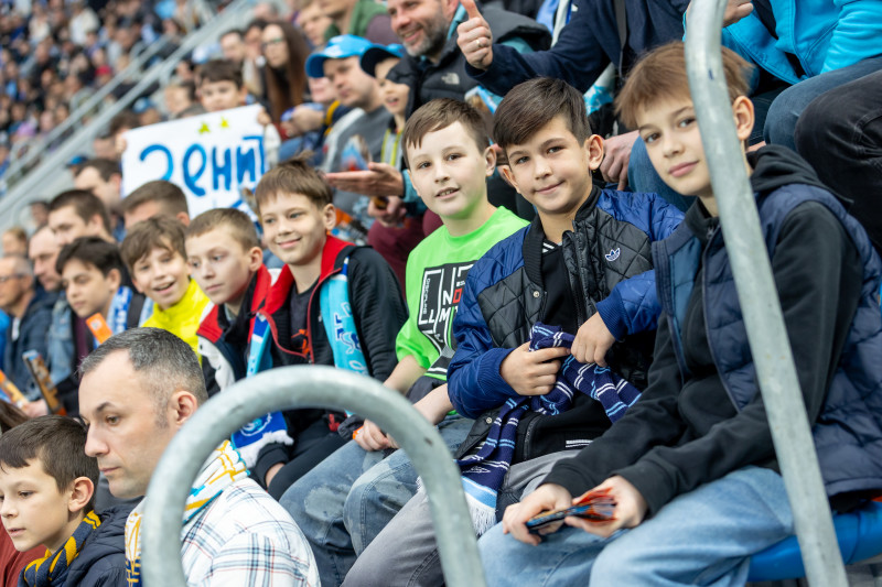 «Все в наших цветах»: болельщики на матче «Зенит»—«Химки»